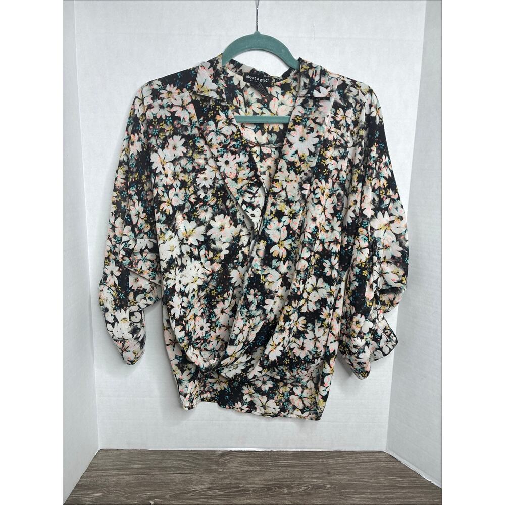 About A Girl Los Angeles Women's Faux Wrap Floral Blouse Medium Coquette